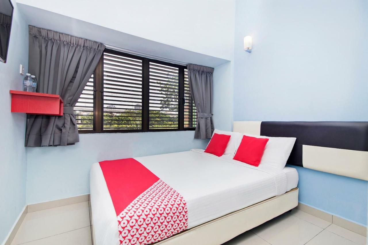 Oyo 220 Hotel Sri Maluri Куала-Лумпур Экстерьер фото