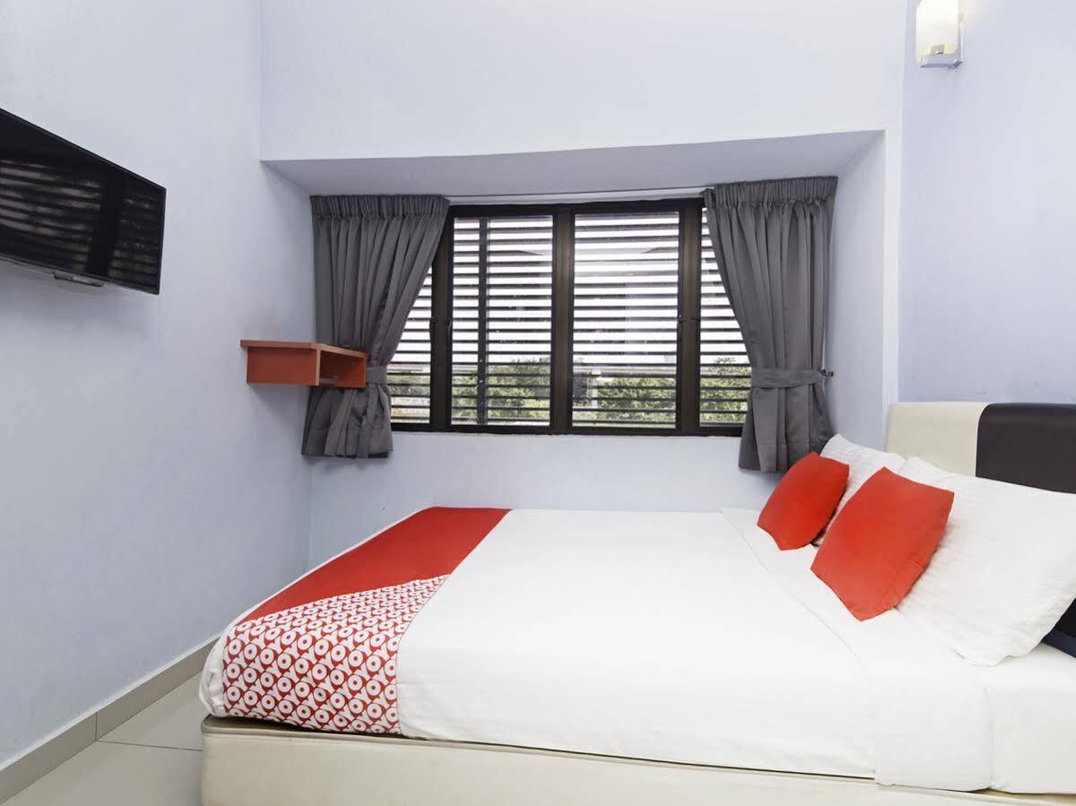 Oyo 220 Hotel Sri Maluri Куала-Лумпур Экстерьер фото